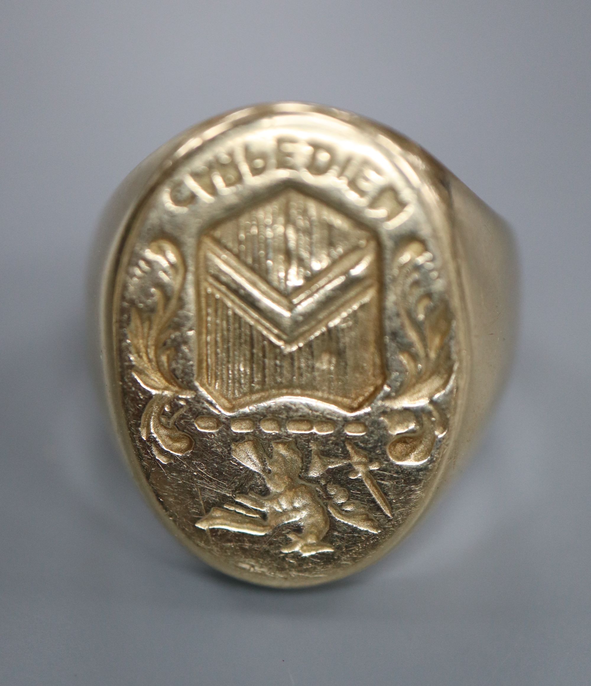 A 14kt yellow metal seal ring, engraved with ornate crest and the motto Carpe Diem, size R, 16.9 grams.